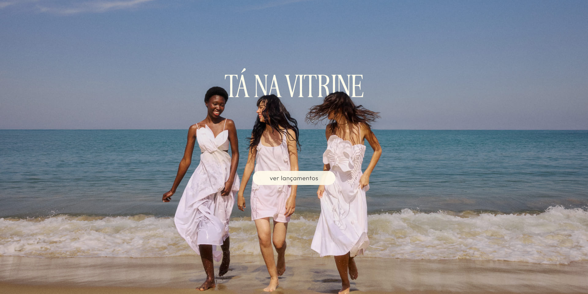 tá na vitrine FARM: lançamento da semana com looks especiais para as festas de final de ano. vem ver as novidades em vestidos brancos, saias longas estampadas, t-shirts com silk FARM Rio e mais!