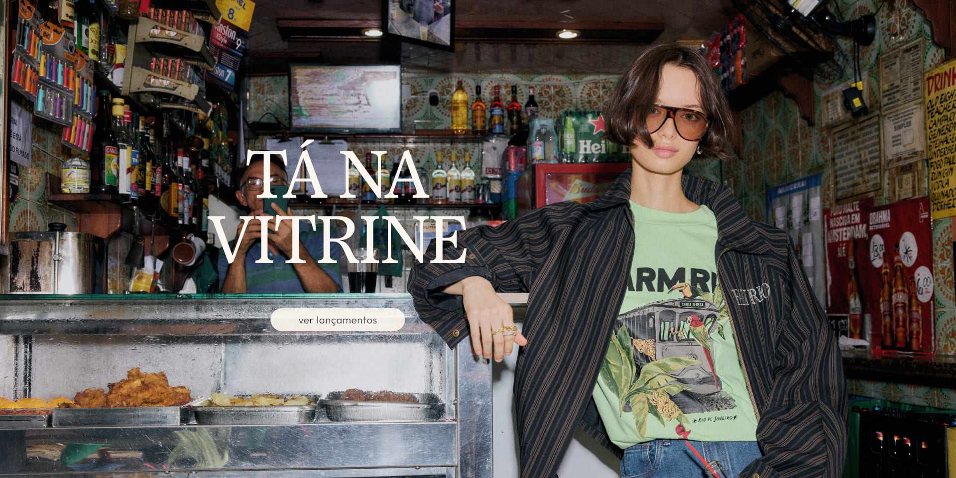 [farm rio] [banner tv vitrine] t-shirt estampada Farm Rio e jaqueta listrada em boteco carioca — Tá na Vitrine 